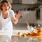 Ni javel ni frottage l&rsquo;astuce magique pour des sols de cuisine étincelants sans effort