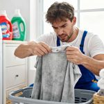 L’astuce de génie des experts du linge pour récupérer du blanc qui a grisé au fil du temps