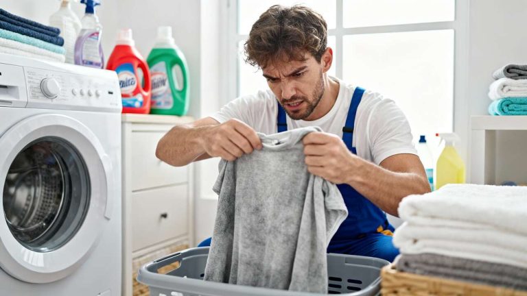 L’astuce de génie des experts du linge pour récupérer du blanc qui a grisé au fil du temps