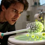 Cette erreur que 90% des gens font en nettoyant les toilettes et qui fixe les bactéries